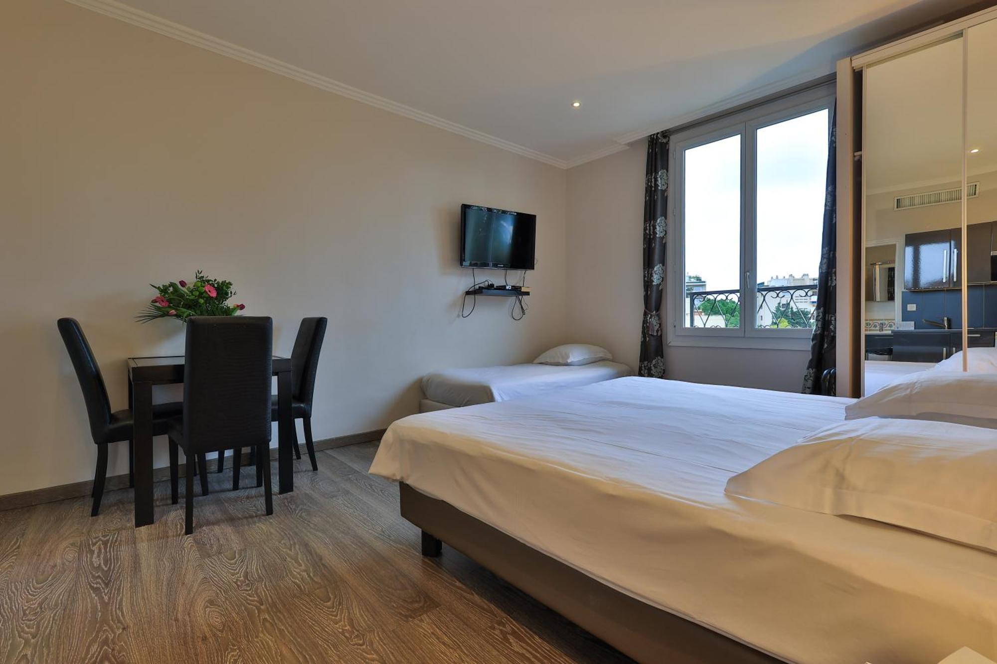 Emeraude Residence Hoteliere ฌวง-เลส์-แป็งส์ ภายนอก รูปภาพ