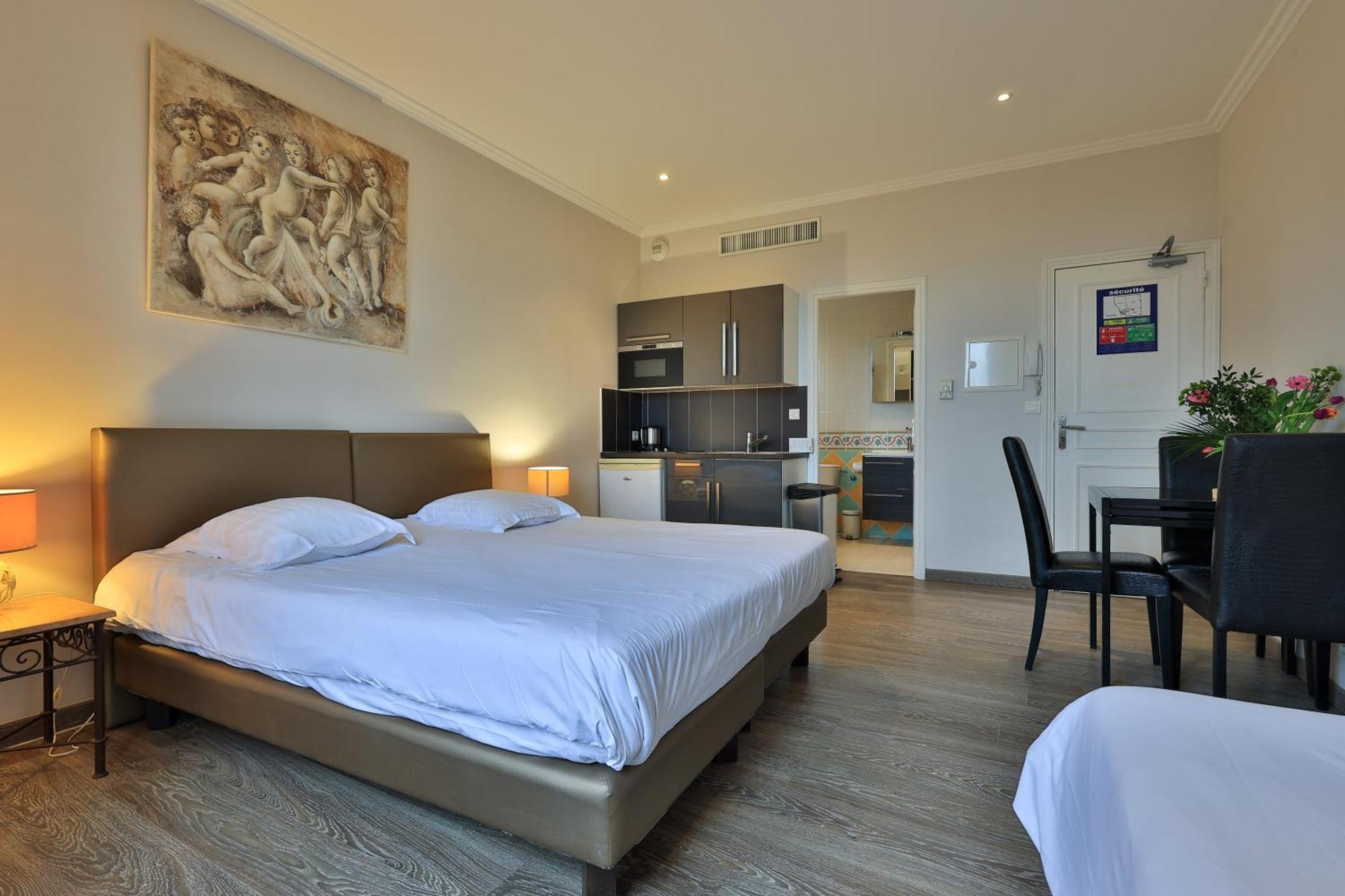 Emeraude Residence Hoteliere ฌวง-เลส์-แป็งส์ ภายนอก รูปภาพ