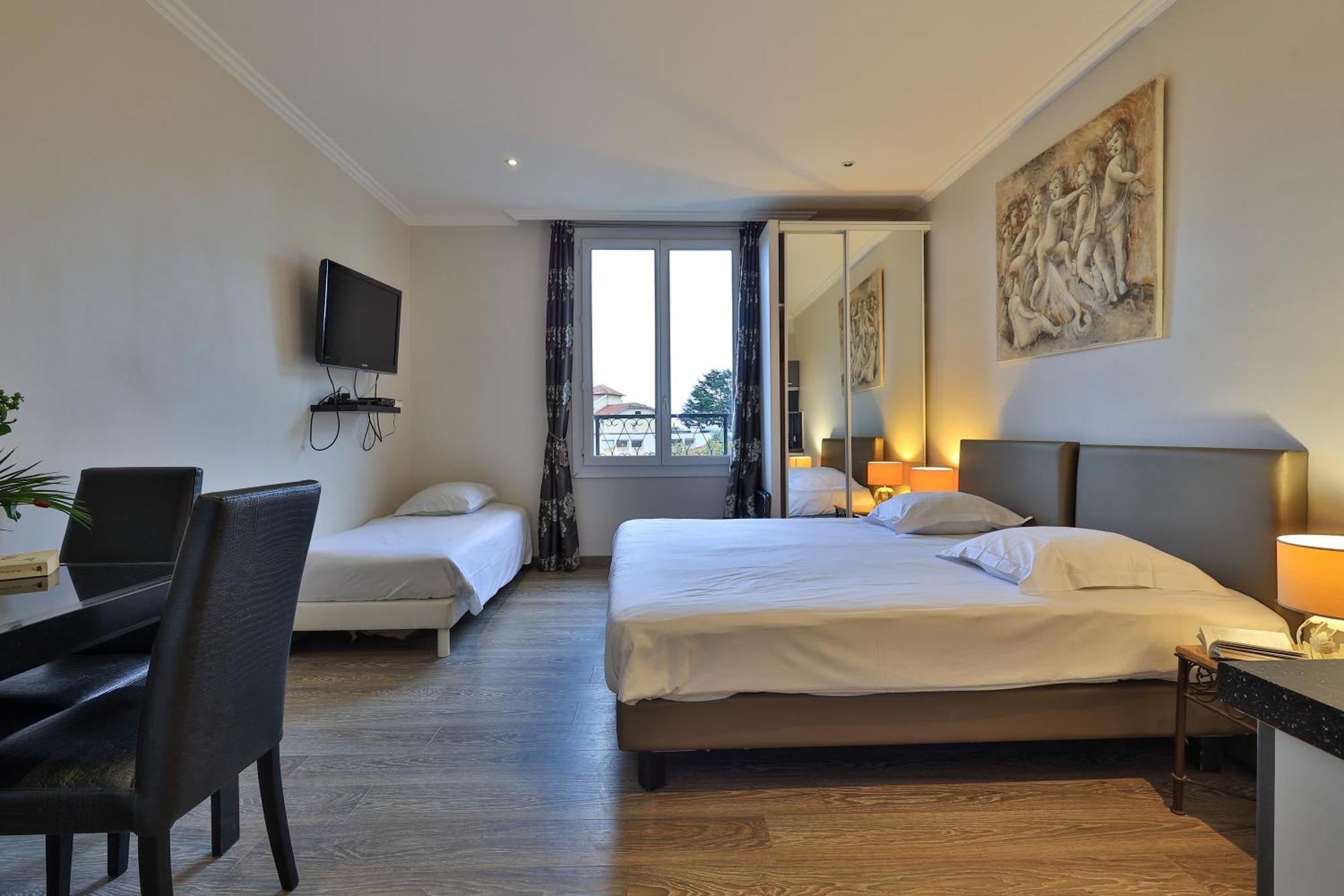 Emeraude Residence Hoteliere ฌวง-เลส์-แป็งส์ ภายนอก รูปภาพ