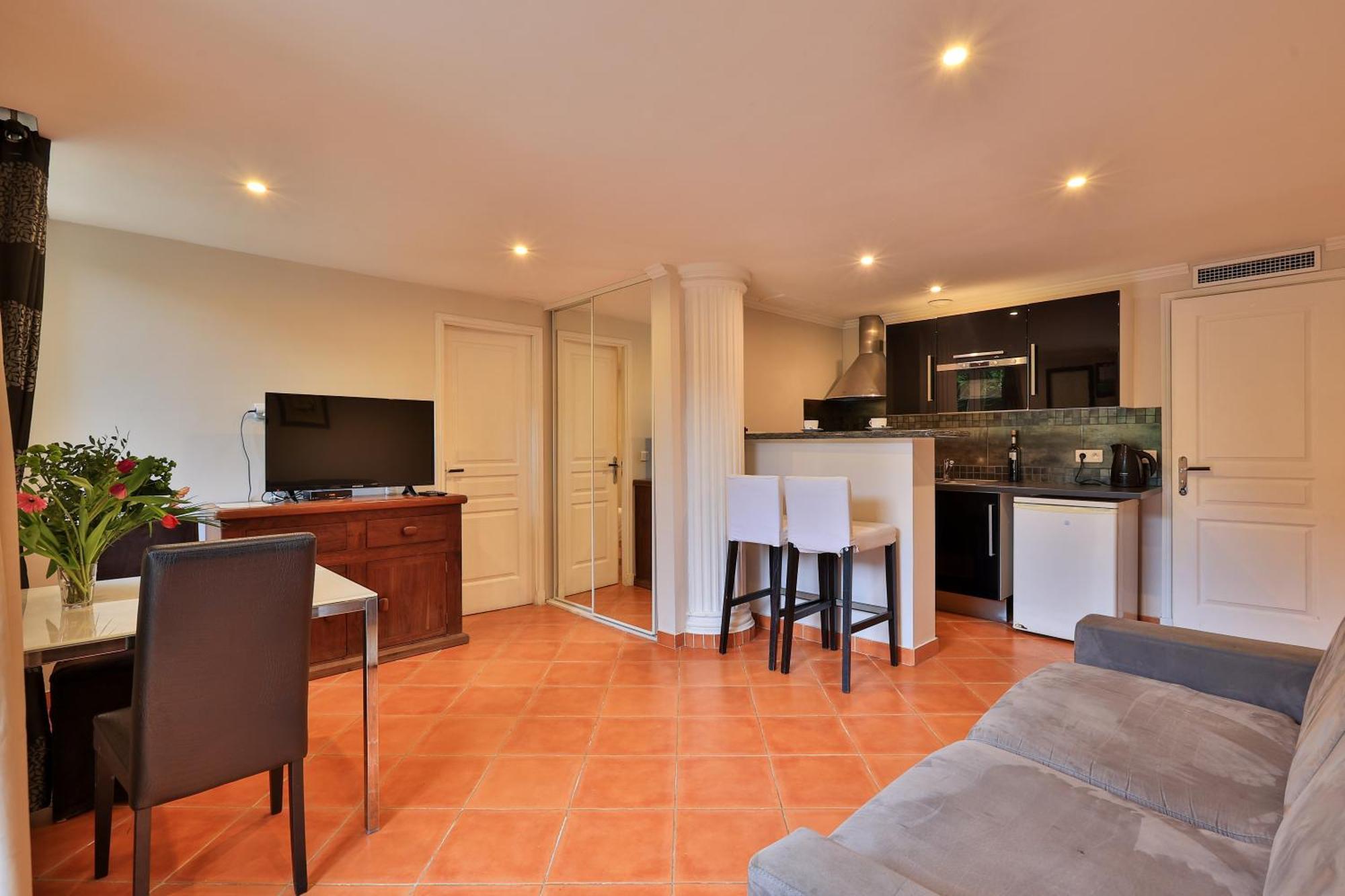 Emeraude Residence Hoteliere ฌวง-เลส์-แป็งส์ ภายนอก รูปภาพ