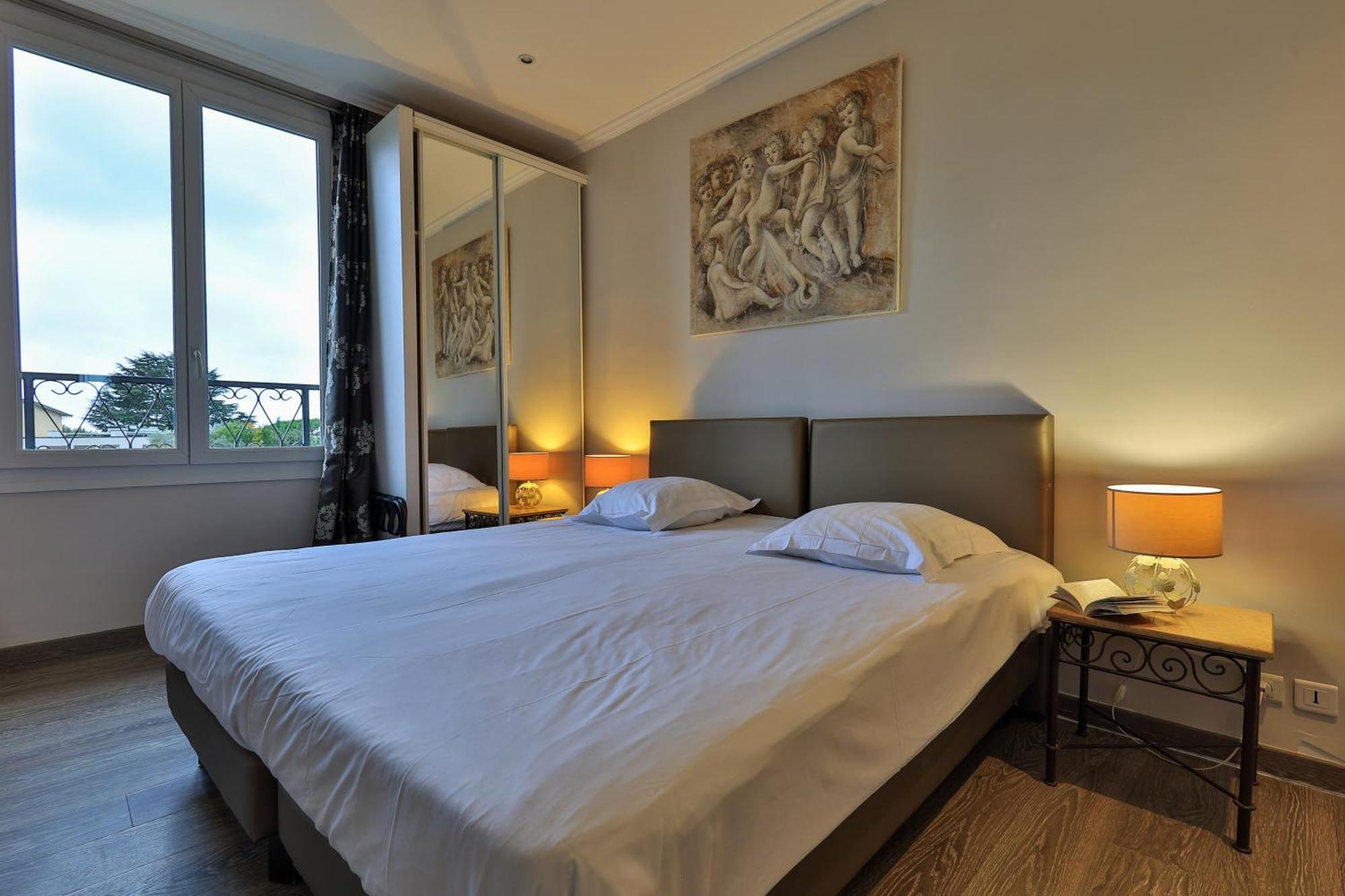 Emeraude Residence Hoteliere ฌวง-เลส์-แป็งส์ ภายนอก รูปภาพ