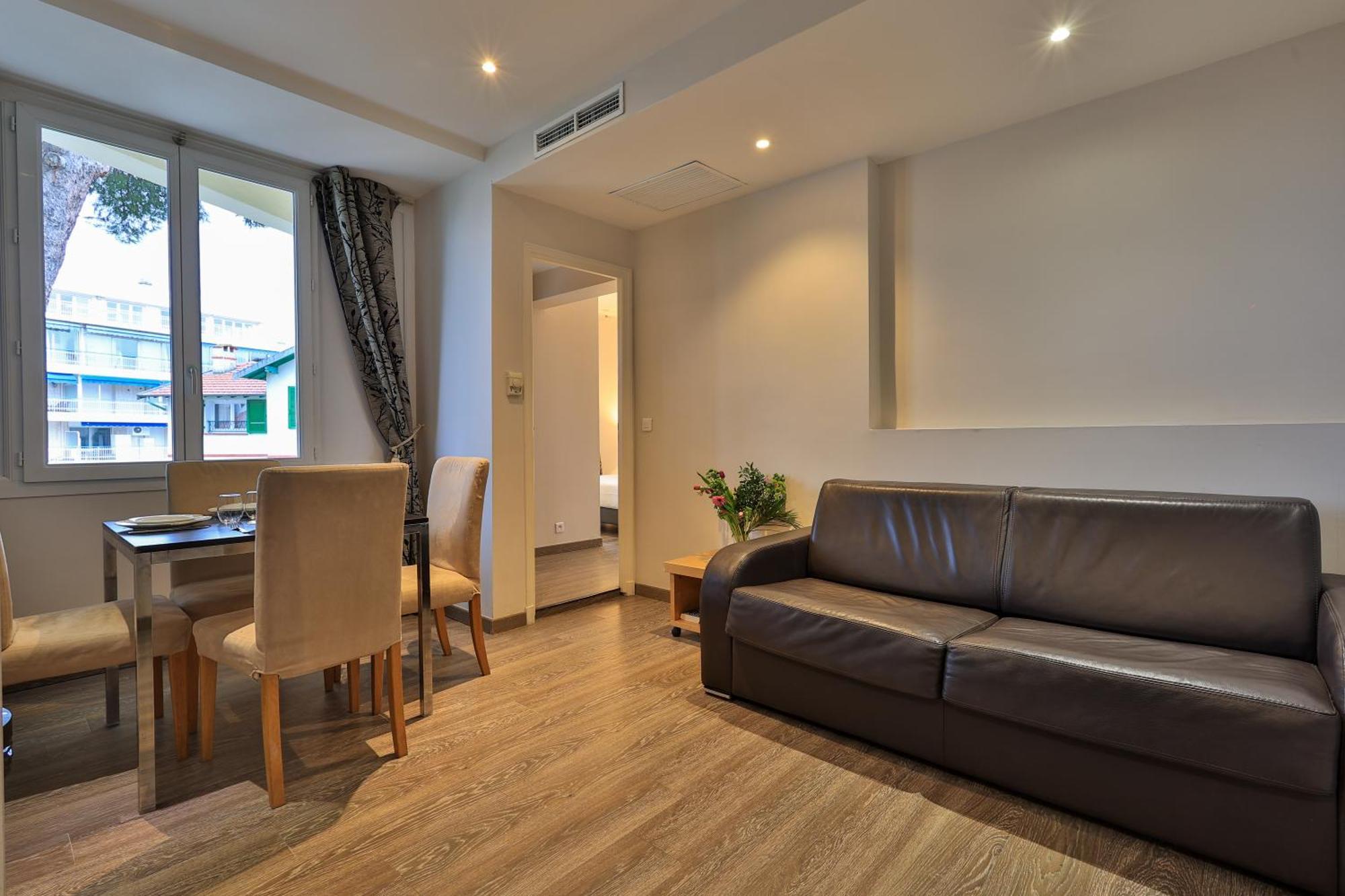 Emeraude Residence Hoteliere ฌวง-เลส์-แป็งส์ ภายนอก รูปภาพ
