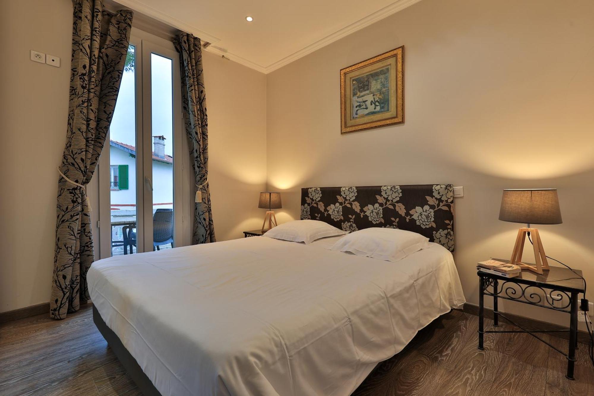 Emeraude Residence Hoteliere ฌวง-เลส์-แป็งส์ ภายนอก รูปภาพ