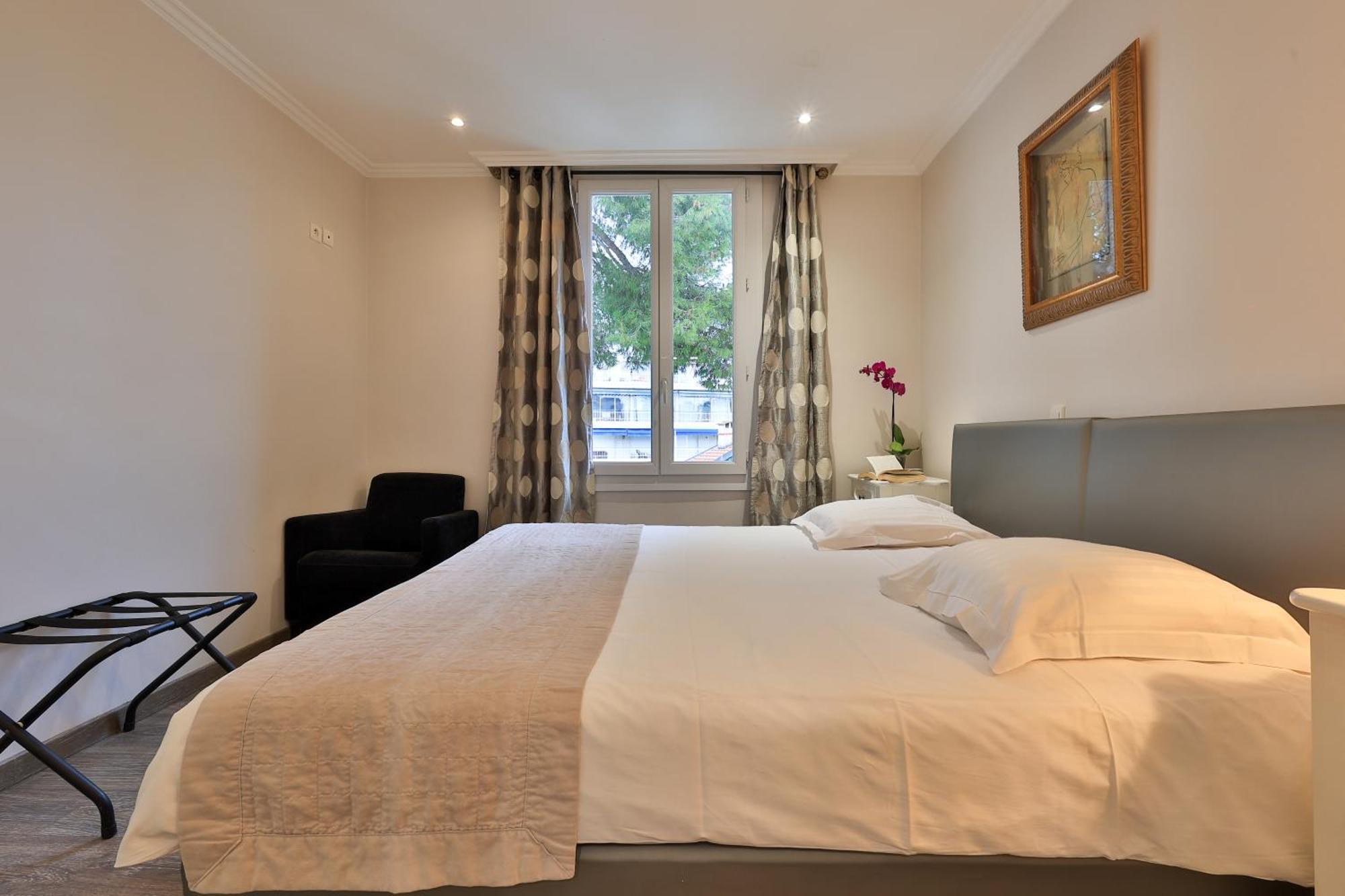 Emeraude Residence Hoteliere ฌวง-เลส์-แป็งส์ ภายนอก รูปภาพ