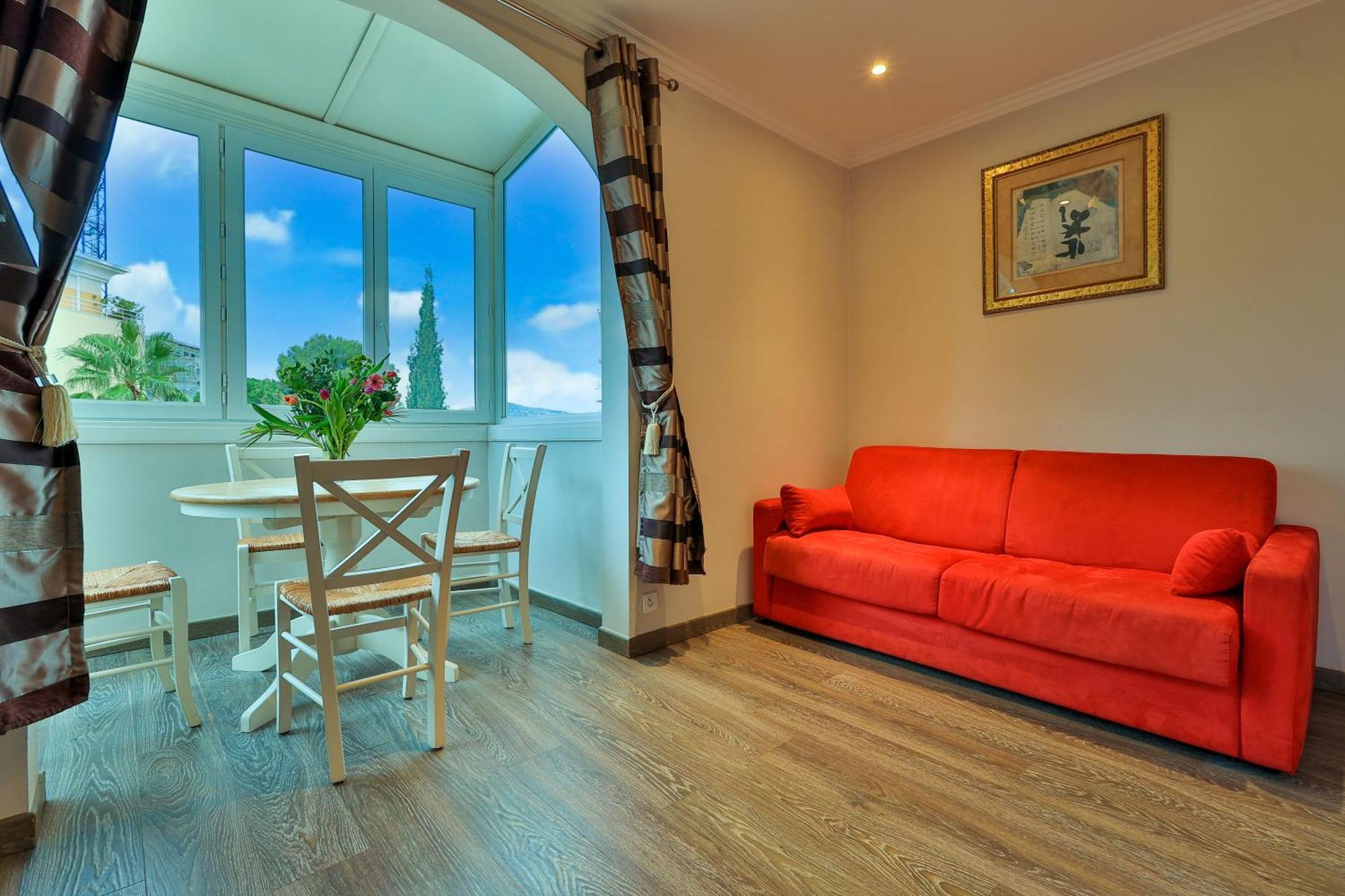 Emeraude Residence Hoteliere ฌวง-เลส์-แป็งส์ ภายนอก รูปภาพ