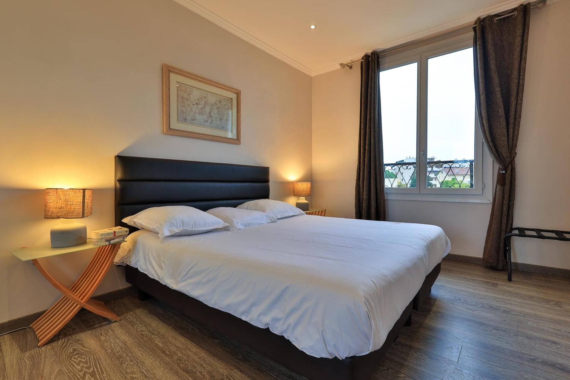 Emeraude Residence Hoteliere ฌวง-เลส์-แป็งส์ ภายนอก รูปภาพ